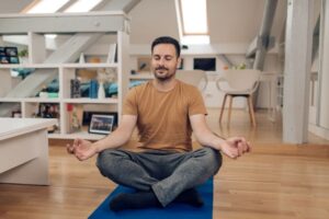 Une personne pratiquant la pleine conscience pour gérer les symptômes du TDAH chez les adultes, soulignant les effets positifs des interventions de pleine conscience.