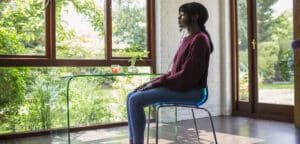 Une femme assise en méditation, illustrant l'effet direct de la méditation sur la réduction du stress et la promotion du bien-être mental.