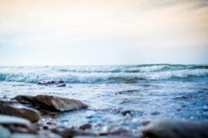 Une plage sereine et vide, symbolisant la capacité de la pleine conscience à maintenir la douleur à distance, favorisant le bien-être et la tranquillité d'esprit.