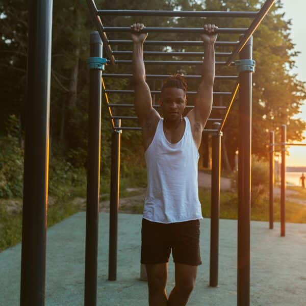 homme jeune qui fait de l'exercice physique ou fitness