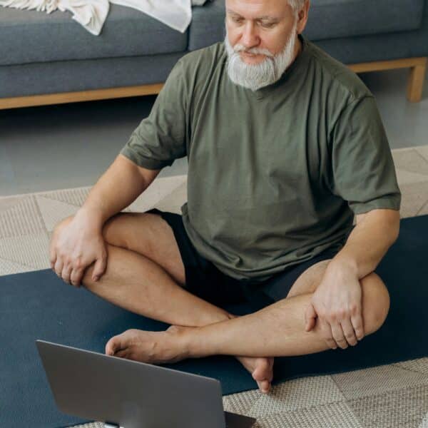 homme agé pratiquant la meditation en ligne