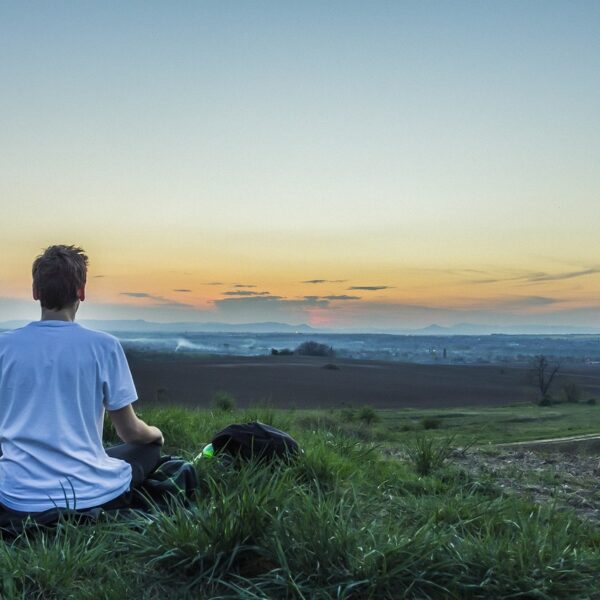 homme meditant bien-etre global holistique